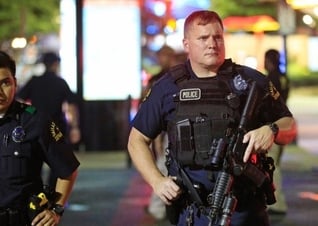 Resultado de imagem para Vídeo mostra policial orando em ataque terrorista na boate de Orlando; assista