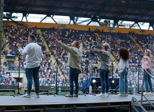 Cerca de 27 mil ucranianos encheram um estádio, em Kharkiv, para uma cruzada evangelística, em junho de 2021. (Foto cortesia: New Generation Church)