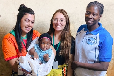 As missionárias Clara Gandolfi e a Larissa Perske com a mãe e a bebê Graça. (Foto: Stefani Lang/CACEMAR).