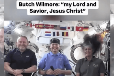Barry “Butch” Wilmore junto de outros astronautas da NASA a bordo da Estação Espacial Internacional. (Captura de tela/Reprodução Daily Citizen)