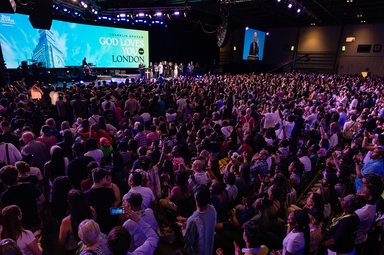 Milhares ouvem a pregação de Franklin Graham em Londres. (Foto: Associação Billy Graham).