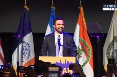 Zohran Mamdani celebra vitória em Nova York durante discurso em Brooklyn. (Captura de tela/YouTube/ABC News)