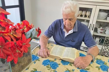 João Batista lendo a Bíblia. (Foto: Reprodução/g1)