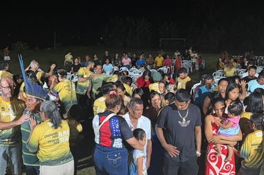 Durante a celebração final da Missão On Fire, o cacique da tribo Ticuna [à esquerda] foi à frente e aceitou Jesus. (Foto: Arquivo pessoal)