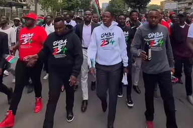 Cristãos participam de caminhada de oração promovida pelo movimento OMBA 254 pelas ruas do centro de Nairóbi, no Quênia. (Captura de tela/Instagram/City Lighters Church)