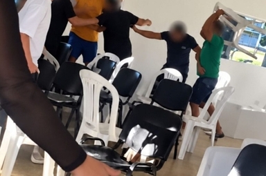 Momento em que um dos invasores levanta uma cadeira durante tumulto em igreja de Itu (SP). (Captura de tela/Voz Itu)