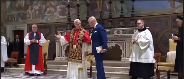 Rei Charles e o papa Leão na missa no Vaticano. (Foto: Reprodução/The Royal Family Channel).