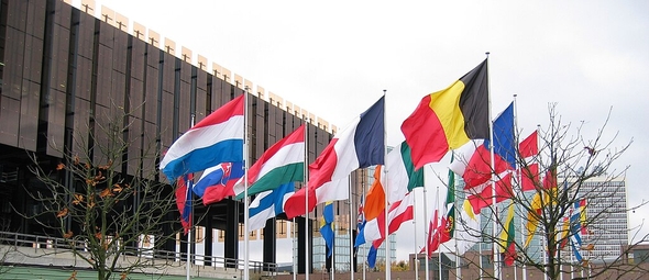 Complexo do Tribunal de Justiça da União Europeia em Luxemburgo, com bandeiras dos países da EU. (Foto: Creative Commons)