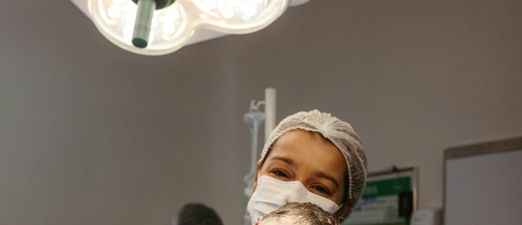 Profissional de saúde segura recém-nascido instantes após o parto. (Foto: Jonathan Borba/Unsplash)