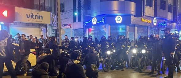 Jovens manifestantes enfrentando as forças paramilitares Basij durante os protestos iranianos em 2 de janeiro de 2026, em Mashhad, Irã. (Foto: Wikimedia)