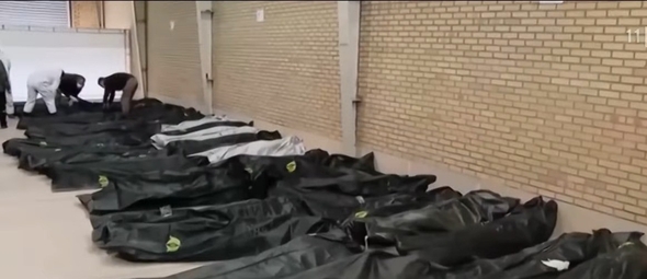 Centenas de cadáveres sendo recolhidos após massacre em protestos. (Captura de tela/YouTube/KAN11/All Israel News)