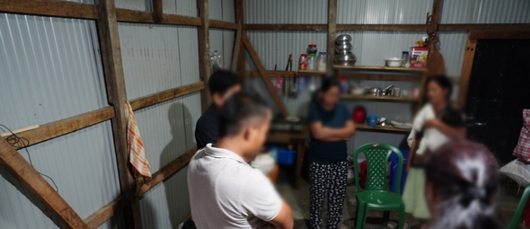 Grupo de cristãos reunido em um espaço simples para oração e comunhão em uma comunidade tribal na Índia (Foto: Portas Abertas)