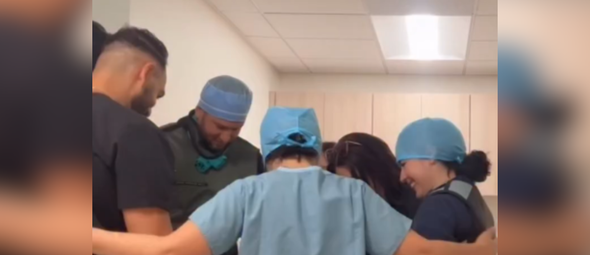 Equipe médica ora antes das cirurgias, pedindo a direção de Deus. (Captura de tela/Instagram/drchristyanthony)