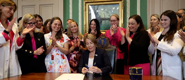 Governadora de Massachusetts, Maura Healey assina lei que permite aborto até o fim da gestação. (Foto: @Governador de Massa/X)