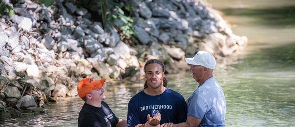 Kris Mandy, calouro da Carson-Newman, é batizado em Mossy Creek. (Foto: Carson-Newman University)