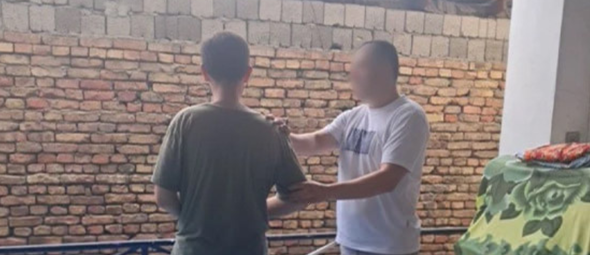 Muhat durante seu batismo secreto na Ásia Central. (Foto: Portas Abertas)