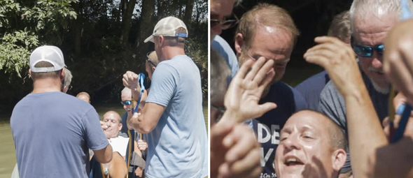 Homem com paralisia é batizado em um riacho, com a ajuda de membros da igreja. (Foto: Parkway Baptist Church)