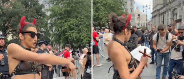 Ativista trans segura um crucifixo e rasga páginas da Bíblia em Nova York. (Captura de tela/X/TPUSA)