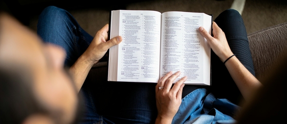 Segundo pesquisa, 50,4% dos evangélicos entrevistados afirmam ler a Bíblia todos os dias. (Foto representativa: Cassidy Rowell / Unsplash)
