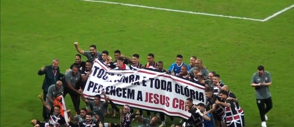 Os jogadores exibiram uma grande faixa exaltando a Jesus. (Foto: Reprodução/YouTube/Roberto Nascimento Conta Aí).