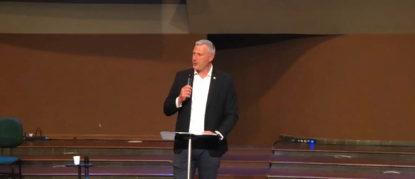 Rafael Rozenszajn durante palestra na Igreja Batista em Perdizes, em São Paulo. (Foto: Silas Anastácio)