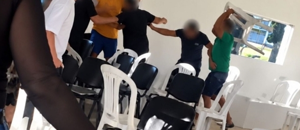 Momento em que um dos invasores levanta uma cadeira durante tumulto em igreja de Itu (SP). (Captura de tela/Voz Itu)