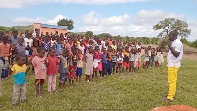 Culto com crianças do Projeto Umodzi Cateme, em Moçambique. (Foto: Projeto Umodzi)