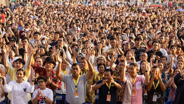 A multidão no evento evangelístico. (Foto: Reprodução/BGEA)