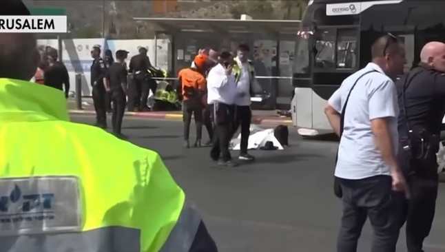 Equipes de segurança e emergência atuam em Ramot Junction, em Jerusalém, após ataque terrorista contra ônibus. (Captura de tela/YouTube/Fox News).