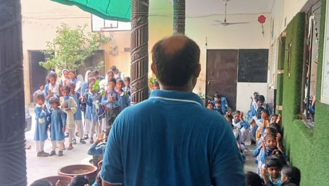 Shamshad Masih ministrando a crianças. (Foto: Arquivo pessoal cedido ao Guiame)