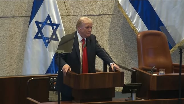 Donald Trump discursa no Knesset em um momento histórico, durante a cerimônia de retorno dos reféns israelenses. (Captura de tela/YouTube/White House)