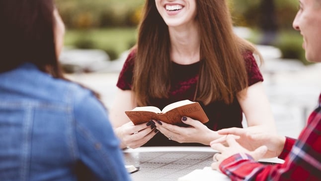 Estudantes fazendo leitura da Bíblia. (Foto ilustrativa: Freepik)