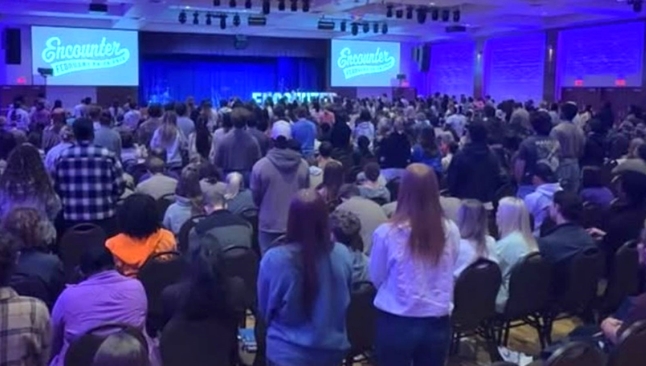 Os estudantes aceitaram Jesus durante um culto evangelístico no campus. (Foto: Reprodução/Instagram/Jay Lowder)