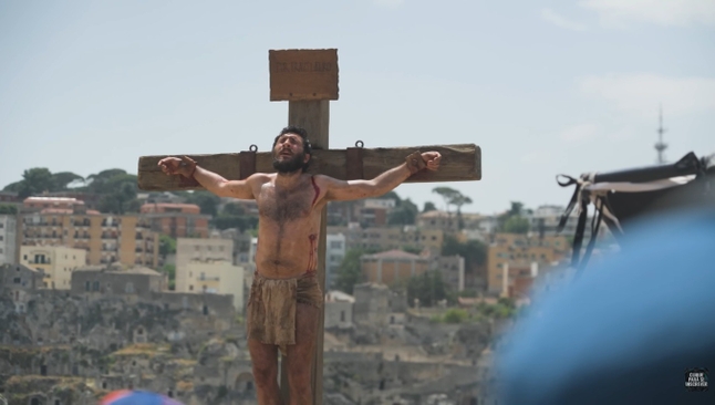 Filmagem da crucificação da série “The Chosen”. (Foto: Reprodução/Instagram/ The Chosen Brasil).