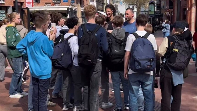 Os jovens aceitaram Jesus nas ruas da Holanda. (Foto: Reprodução/Revive)