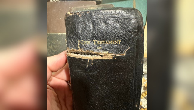 Novo Testamento de bolso ficou marcado por estilhaços durante ataque no Vietnã. (Foto: Instagram/RepNancyMace)