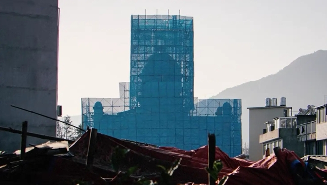 A Igreja Yazhong foi coberta por lonas e a cruz foi retirada. (Foto: ChinaAid).