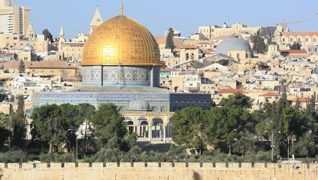 Vista do Monte do Templo, em Jerusalém, onde atualmente está localizado o Domo da Rocha, local associado pela tradição judaica ao antigo Templo. (Foto: Konrad Hofmann/Unsplash)