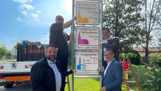 Placas informam horários de orações católicas, protestantes e muçulmanas. (Foto: Mesquita de Penzberg)