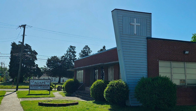 Sede da Agape Pregnancy Support Services, em Fayetteville, na Carolina do Norte, que funciona no prédio de uma antiga clínica de aborto. (Foto: LifeNews)  