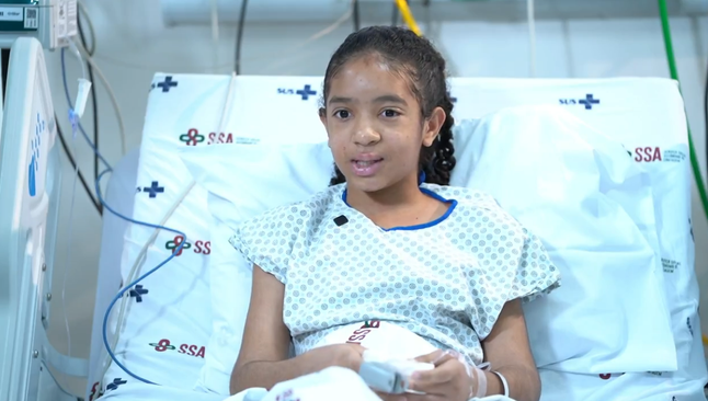 Safira agradecendo a Deus no hospital. (Foto: Reprodução/g1/Fantástico)
