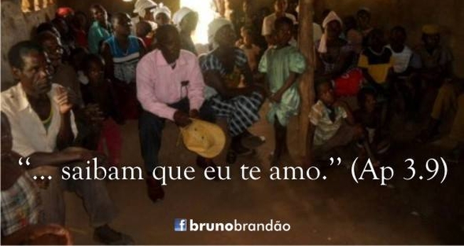 Culto realizado em humilde igreja africana