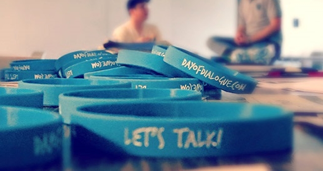 Pulseiras promocionais do "Dia do Diálogo" trazem também um convite: "Vamos conversar?"