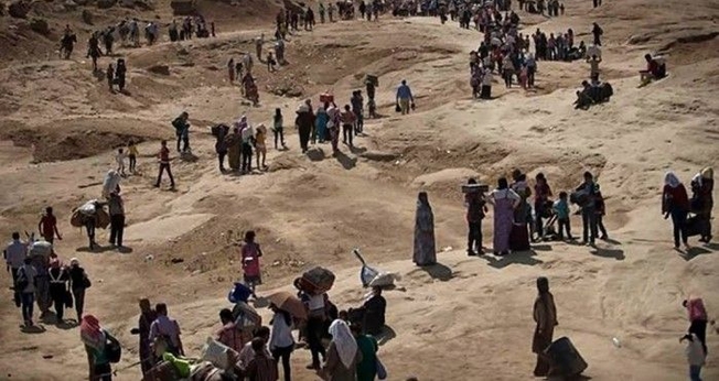 Cristãos fogem de cidade no Iraque, após terem seu território invadido por terroristas do Estado Islâmico.