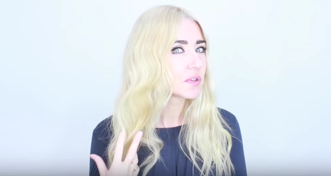 A ideia é criar ondas leves e suaves modeladas pelo calor da chapinha. (Foto: YouTube/Nicci Welsh)