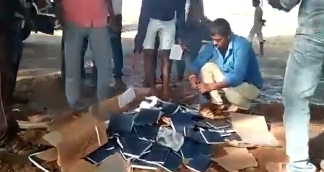 Radicais hindus queimam cerca de 1000 Bíblias em praça pública. (Foto: Reprodução/Twitter)