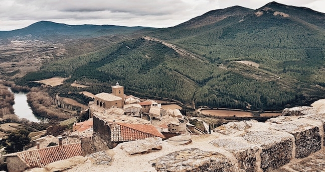 Um vilarejo na região norte de Navarra, na Espanha. (Foto: Cecilia Rodríguez/Unsplash)
