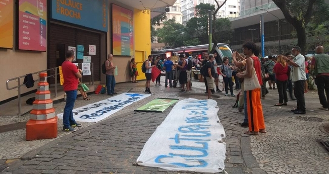 Manifestantes em frente ao Teatro Glauce Rocha, no Centro do Rio. (Foto: Karen Garcia/Agência O Globo)