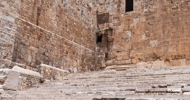 Antiga rua construída por Pôncio Pilatos termina perto das escadas no sul do Muro das Lamentações. (Foto: Shutterstock)