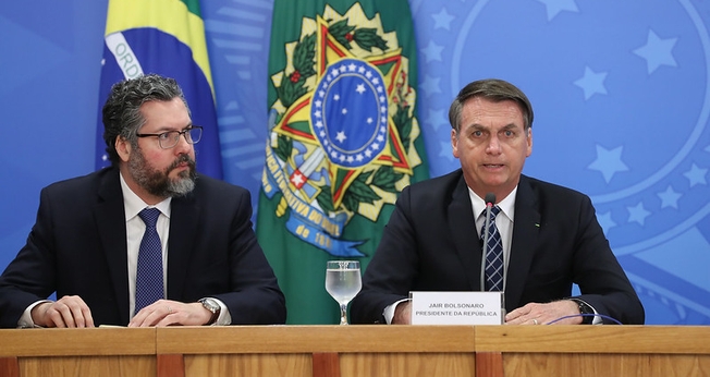 Presidente Jair Bolsonaro em coletiva de imprensa com o Ministro das Relações Exteriores, Ernesto Araújo. (Foto: Marcos Corrêa/PR)